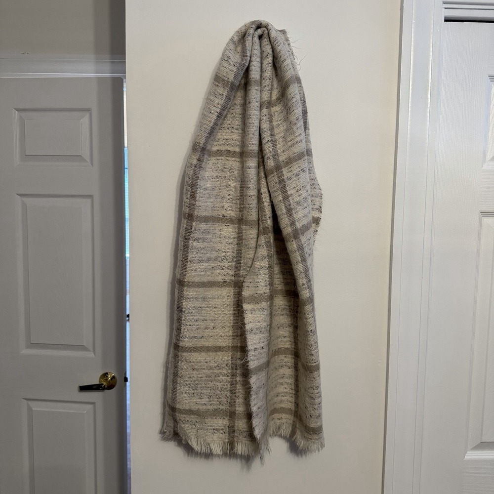 Universal Thread Women's Ivory Gray Plaid Woven Rectangle Scarf w/ Fringe